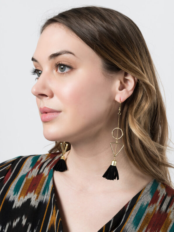 earrings_suedetassel_black_model